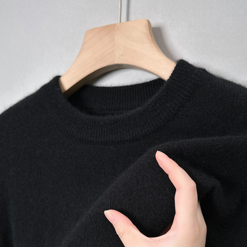 Damen Feinstrickpullover mit Rundhalsausschnitt in Schwarz, Detail Rundhalsausschnitt