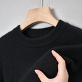 Damen Feinstrickpullover mit Rundhalsausschnitt in Schwarz, Detail Rundhalsausschnitt