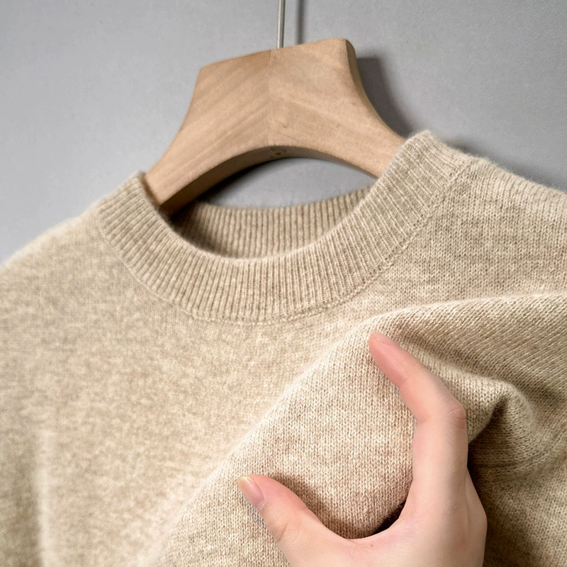Damen Feinstrickpullover mit Rundhalsausschnitt in Beige, Detail Rundhalsausschnitt