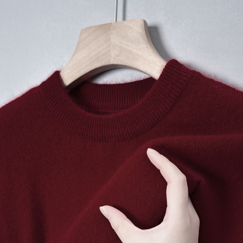 Damen Feinstrickpullover mit Rundhalsausschnitt in Burgund, Detail Rundhalsausschnitt