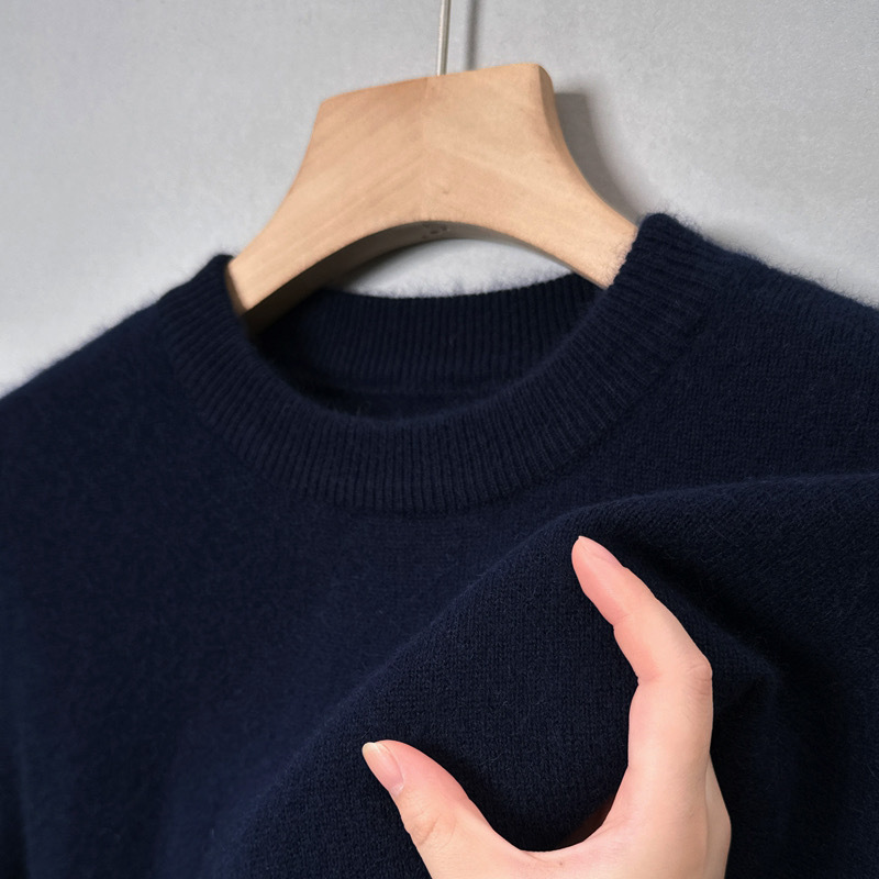 Damen Feinstrickpullover mit Rundhalsausschnitt in Marineblau, Detail Rundhalsausschnitt
