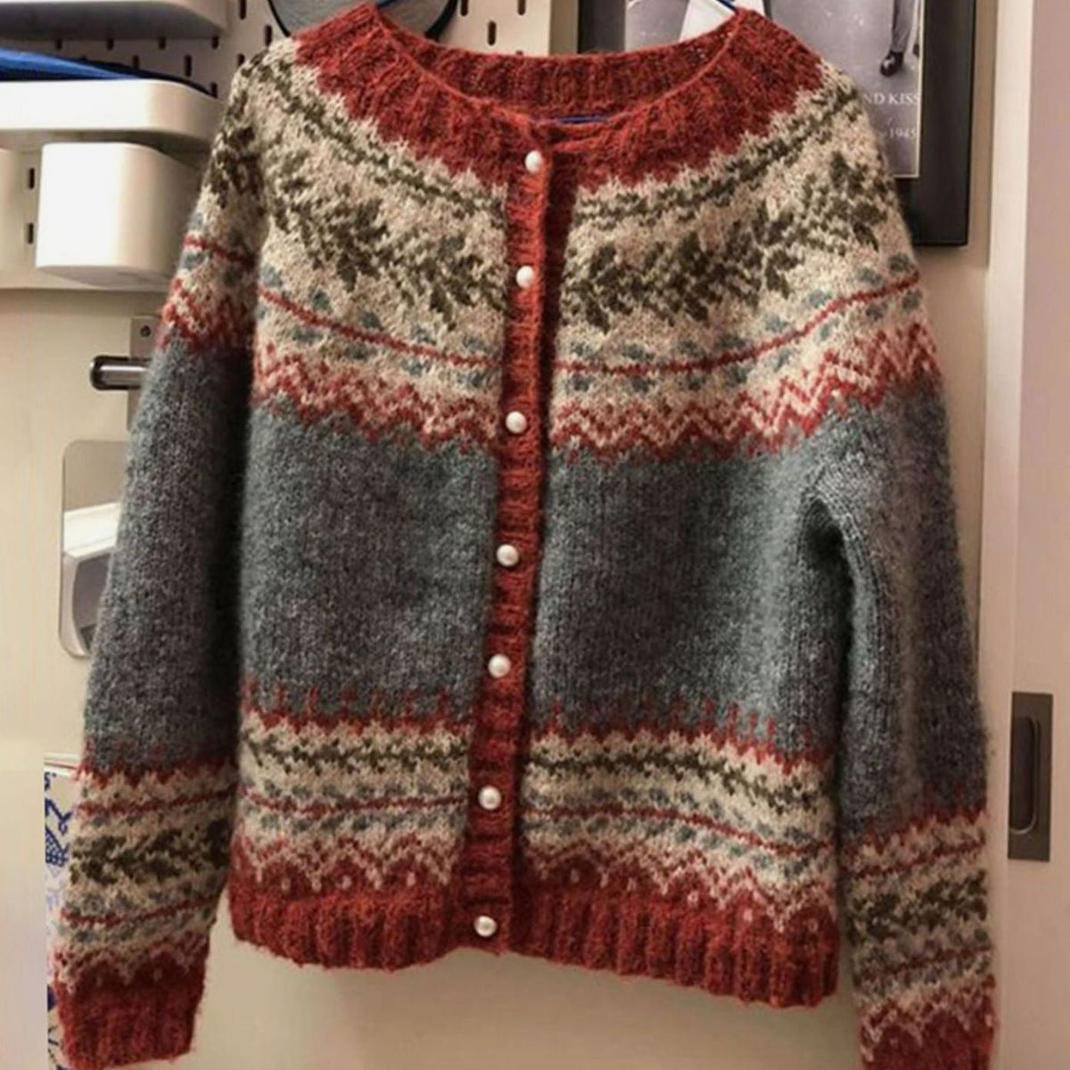 Norweger Strickjacke mit Rundhals und Knopfleiste für Damen in Grau - Ansicht 2