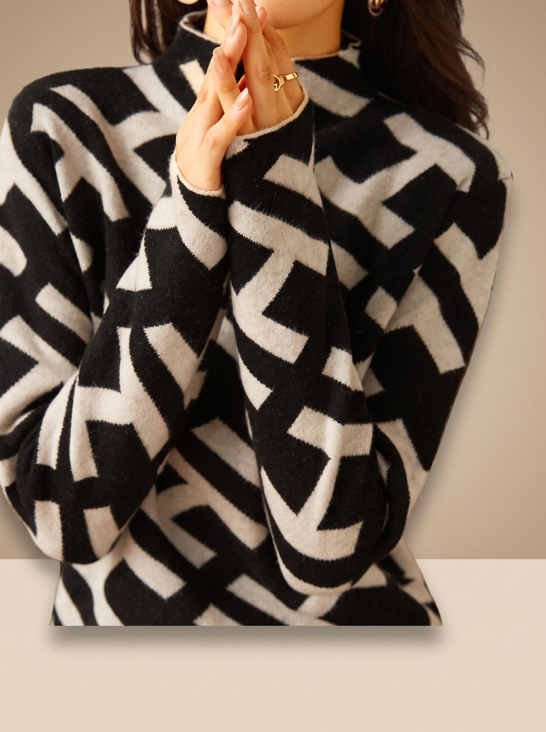 Rollkragenpullover Damen körperbetont mit geometrischem Monogramm-Muster