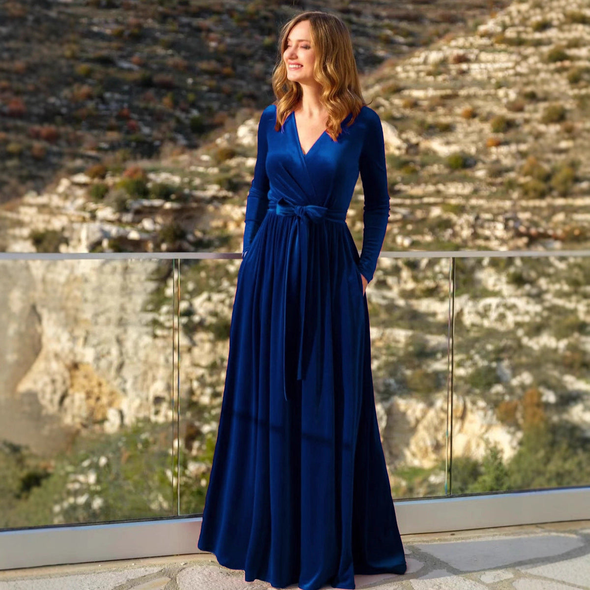 Samtkleid mit Wickelschnitt und V-Ausschnitt für Damen