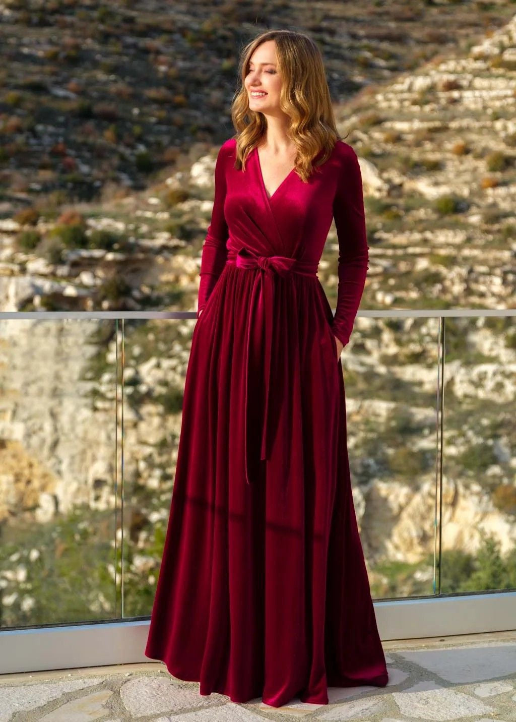 Samtkleid mit Wickelschnitt und V-Ausschnitt für Damen