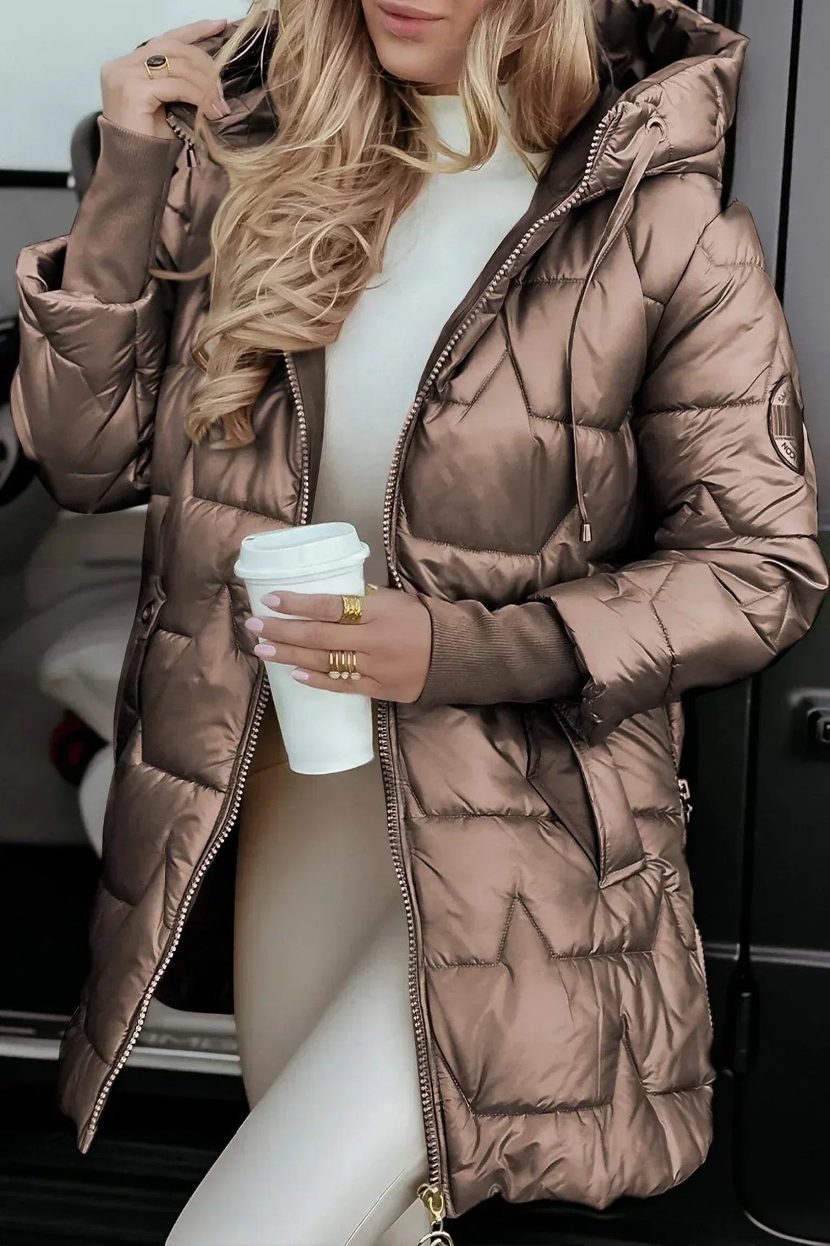 Steppjacke mit tiefer Kapuze und längerem Schnitt für Damen in Kaffeebraun