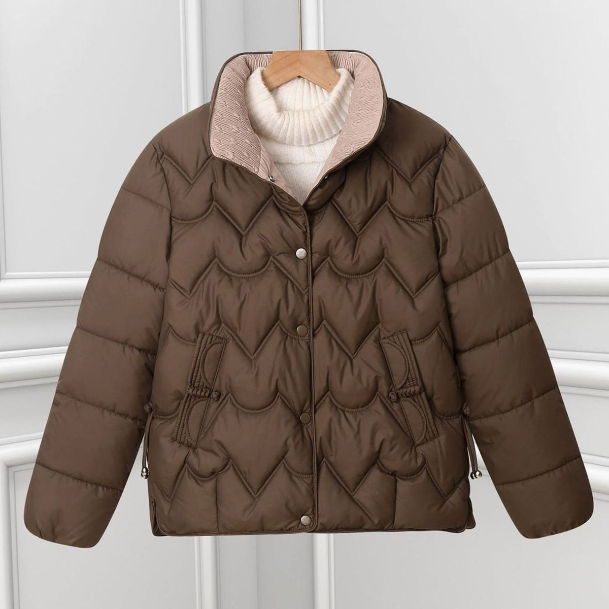Steppjacke kurz mit Bogensteppung und Stehkragen für Damen in Braun