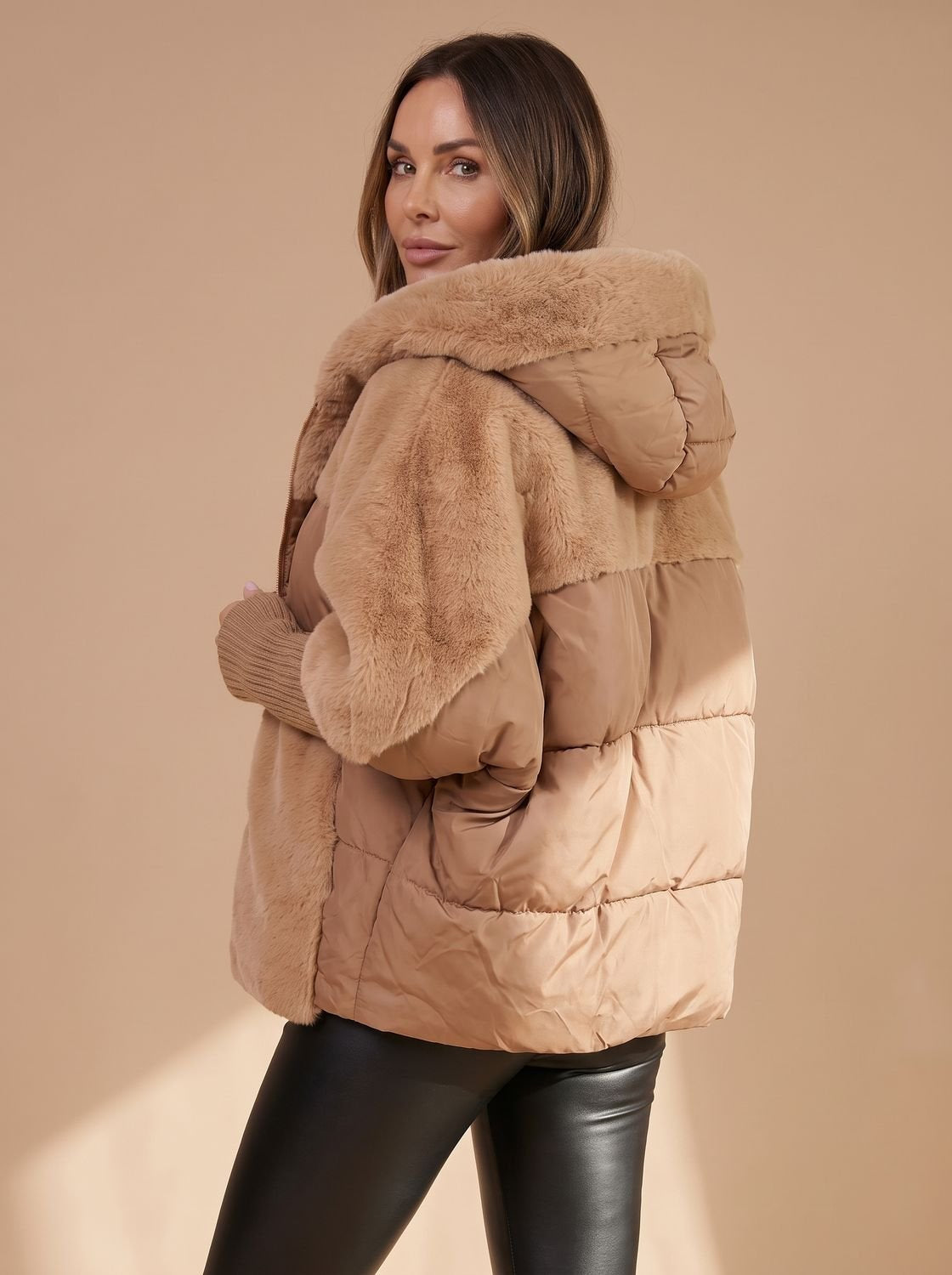 Steppjacke kurz mit Kunstfell-Kapuze und Rippbündchen für Damen in Braun - Ansicht 2