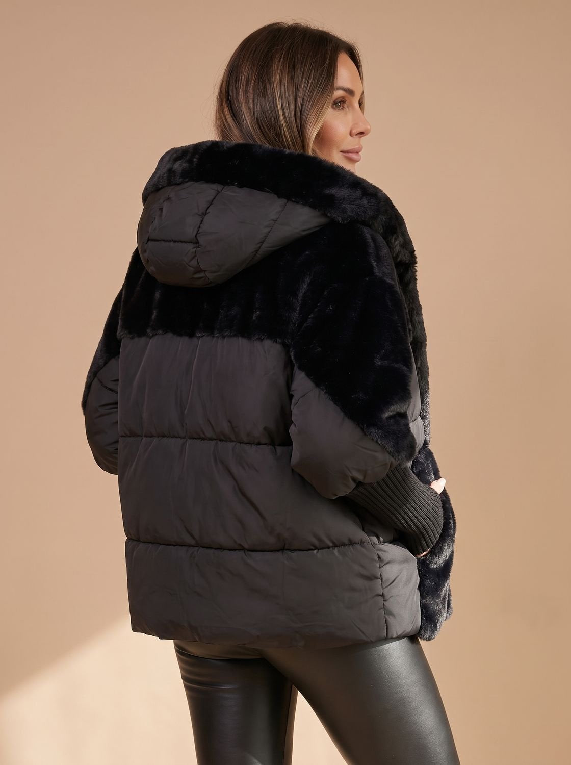 Steppjacke kurz mit Kunstfell-Kapuze und Rippbündchen für Damen in Schwarz - Ansicht 5