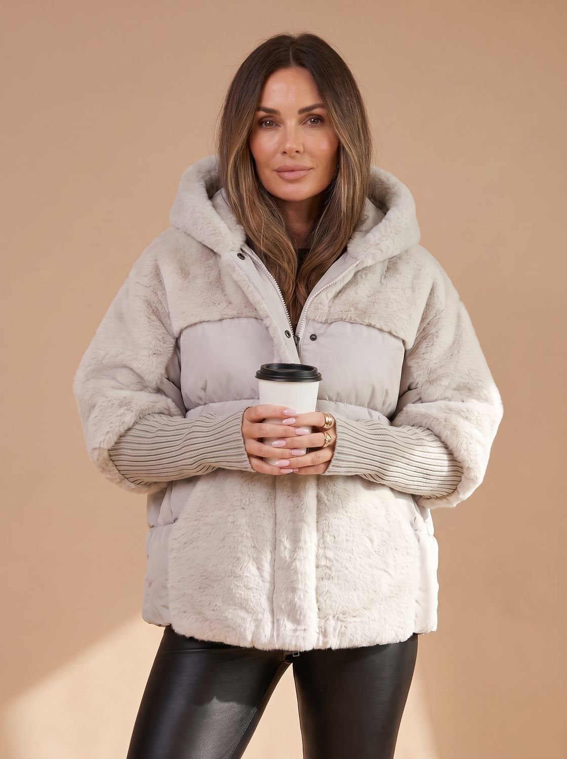 Steppjacke kurz mit Kunstfell-Kapuze und Rippbündchen für Damen in Grau - Ansicht 6