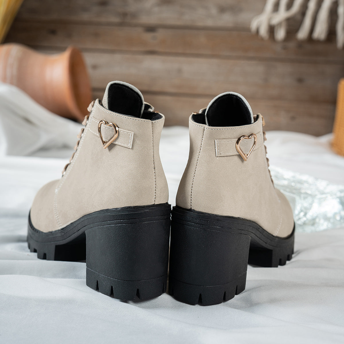 Stiefeletten Damen mit Blockabsatz und Herzschnalle in Rauleder-Optik