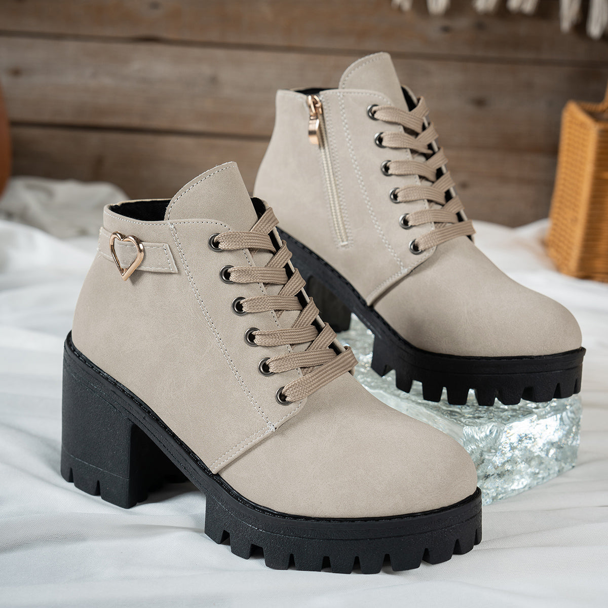 Stiefeletten Damen mit Blockabsatz und Herzschnalle in Rauleder-Optik