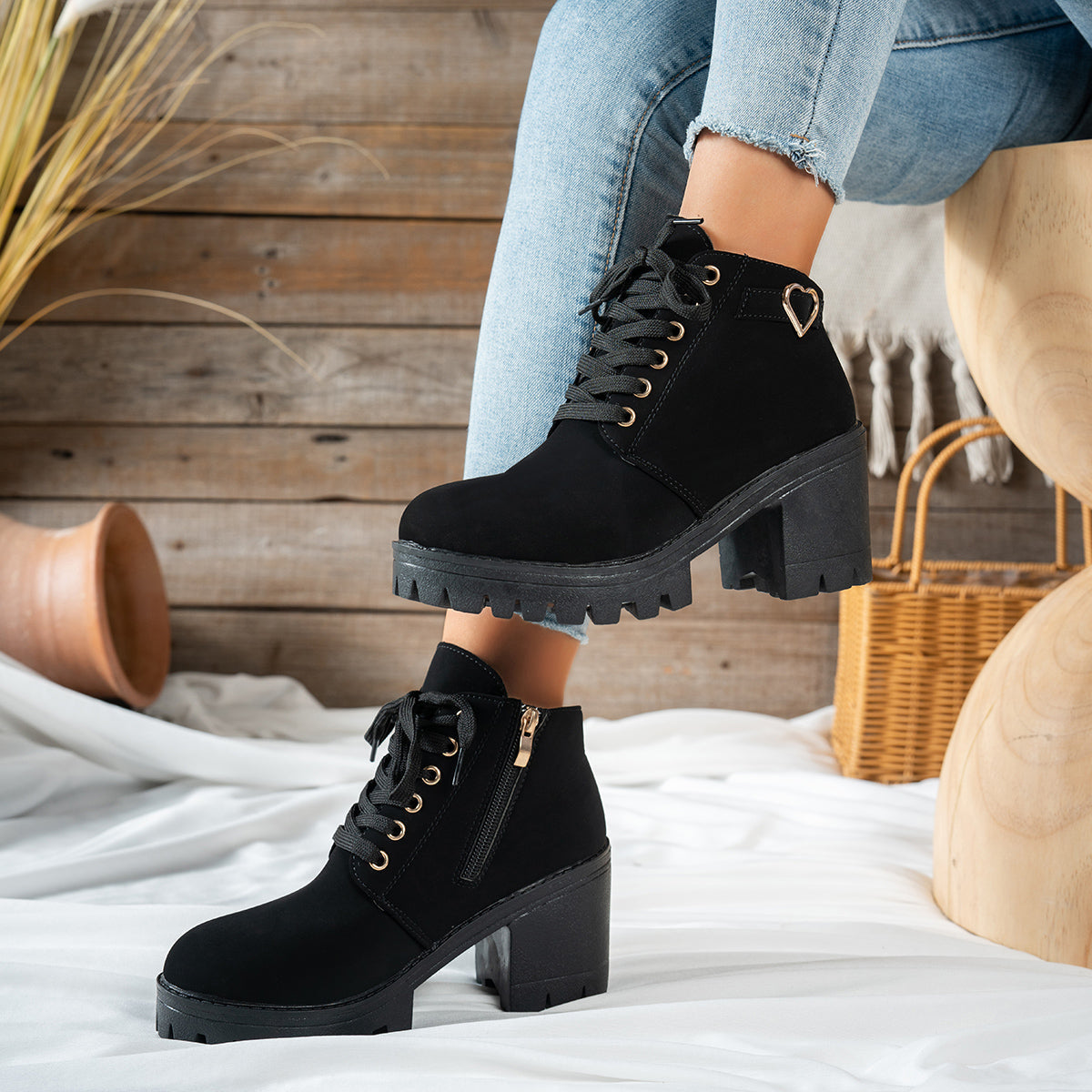 Stiefeletten Damen mit Blockabsatz und Herzschnalle in Rauleder-Optik