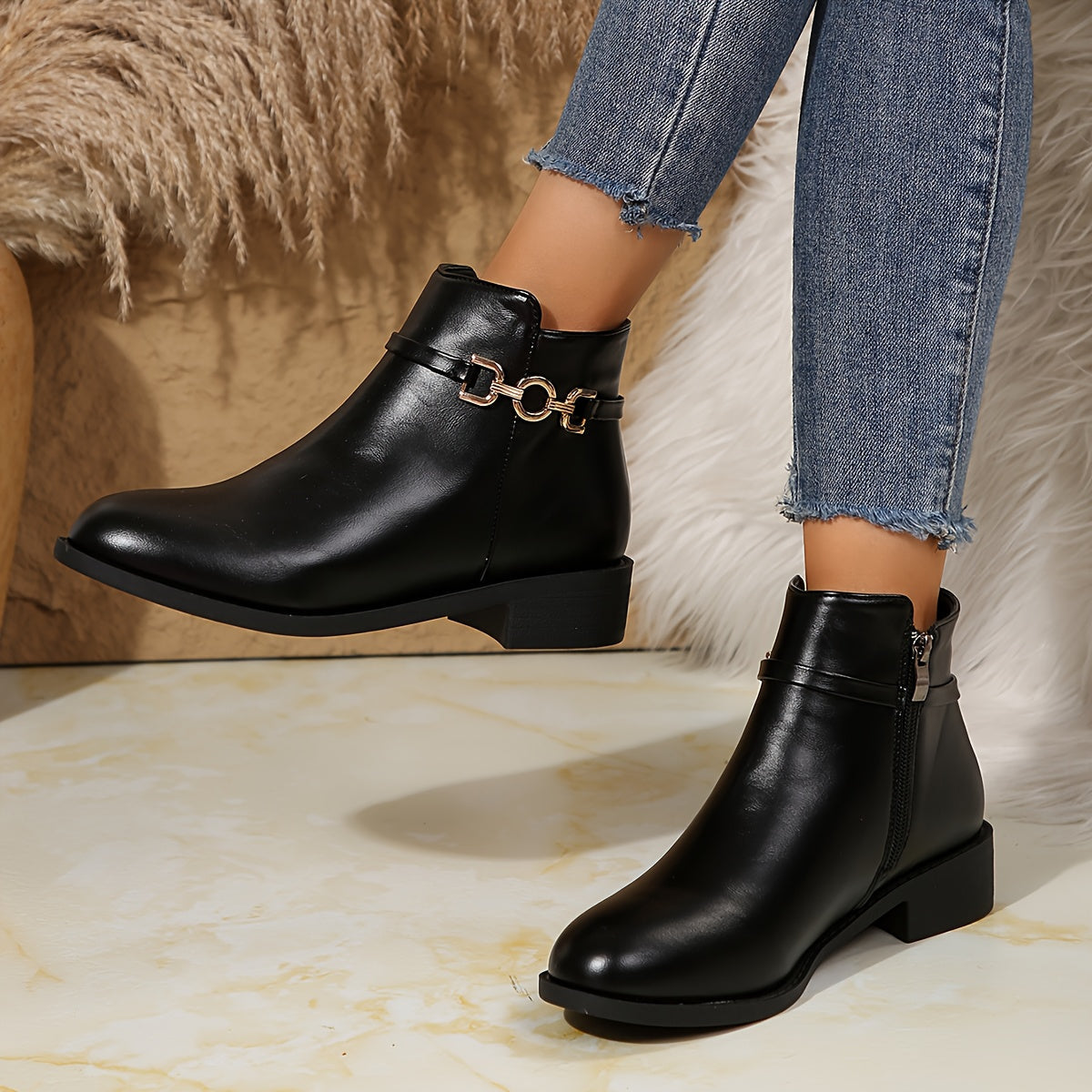 Stiefeletten Damen mit Goldketten-Detail und flachem Blockabsatz