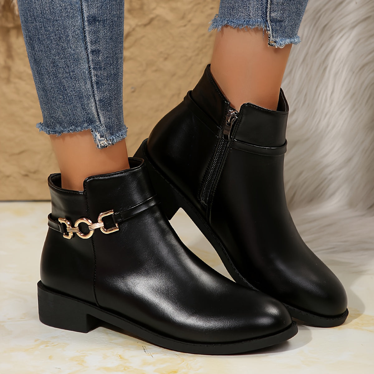Stiefeletten Damen mit Goldketten-Detail und flachem Blockabsatz