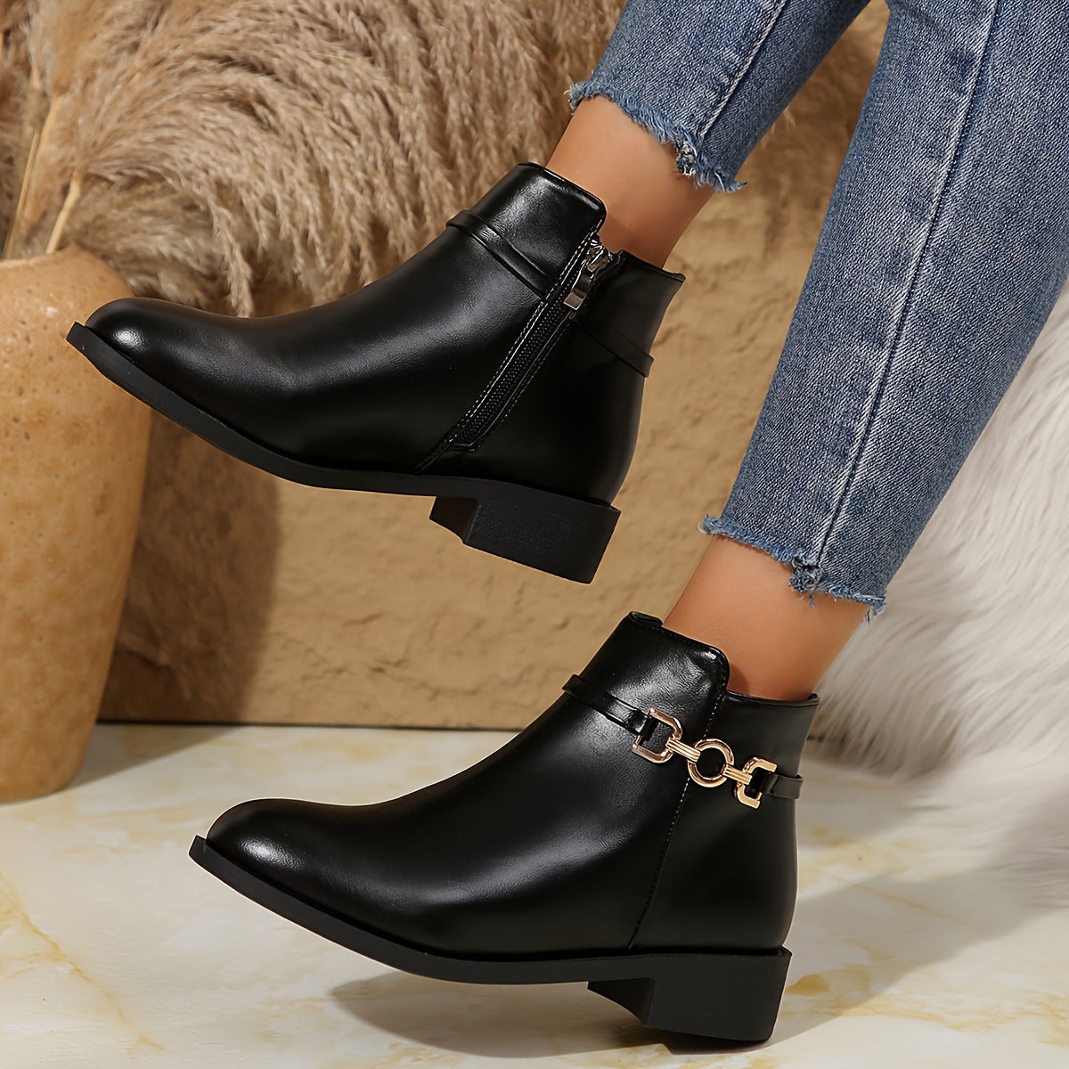 Stiefeletten Damen mit Goldketten-Detail und flachem Blockabsatz