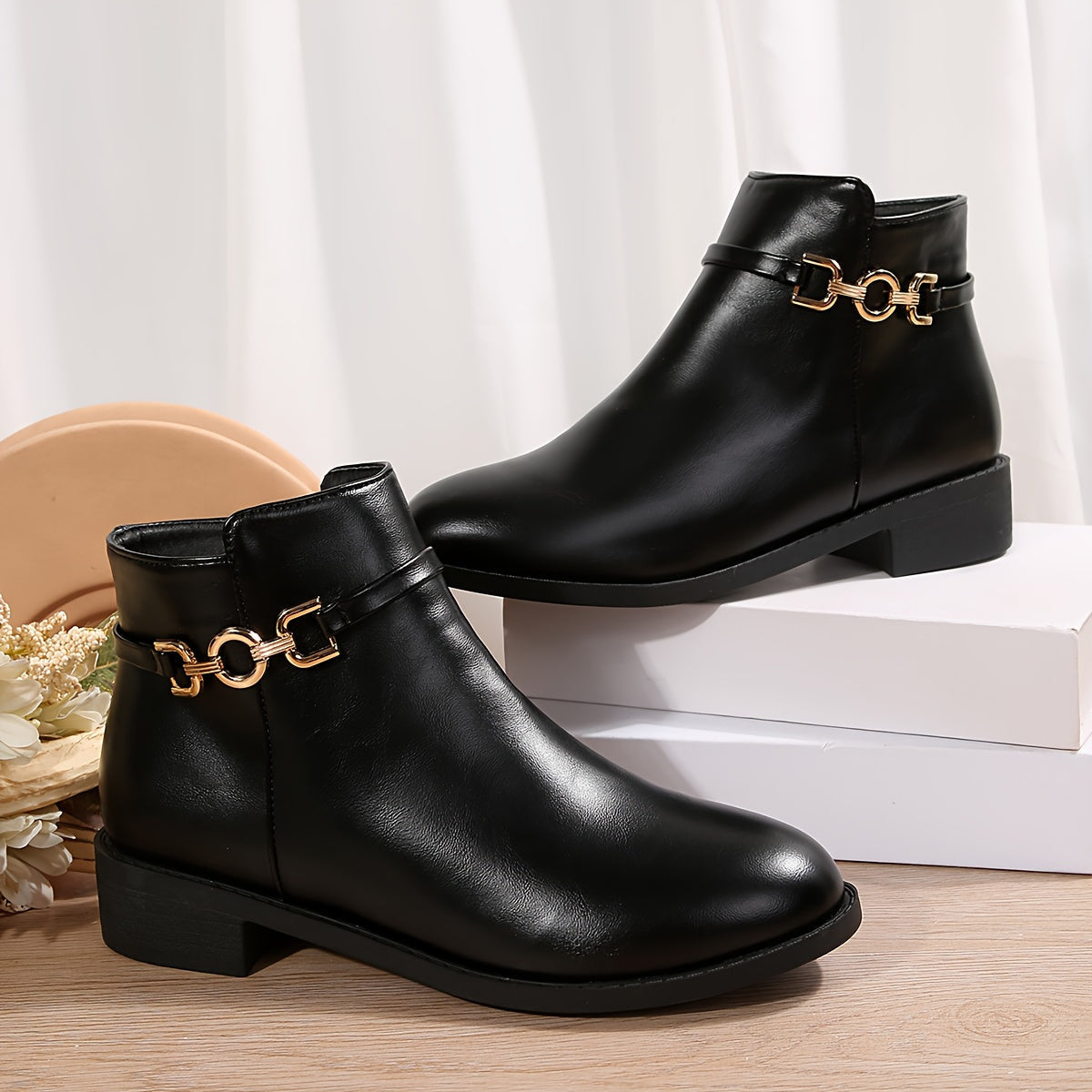 Stiefeletten Damen mit Goldketten-Detail und flachem Blockabsatz
