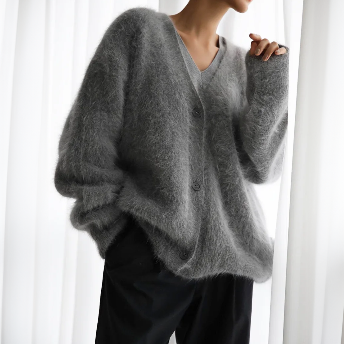 Strickjacke mit V-Ausschnitt und großer Knopfleiste für Damen - Ansicht 3