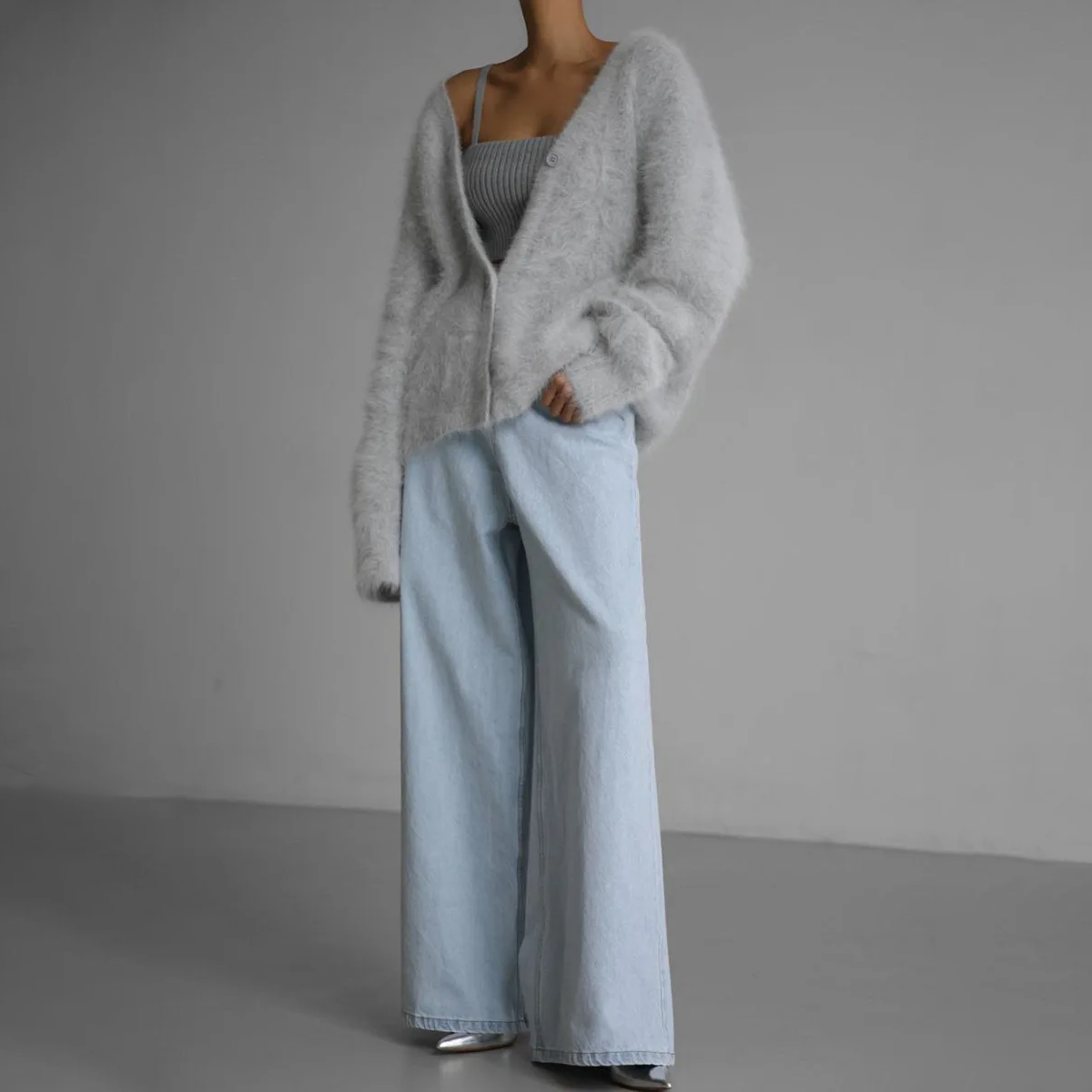 Strickjacke mit V-Ausschnitt und großer Knopfleiste für Damen - Ansicht 9