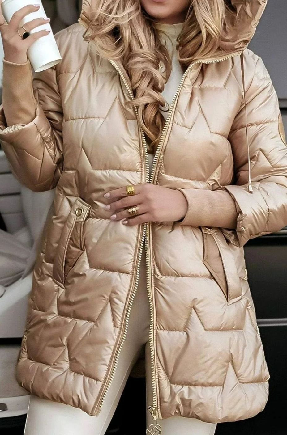 Winterjacke mit Kapuze und glänzender Steppung für Damen in Beige - Ansicht 4